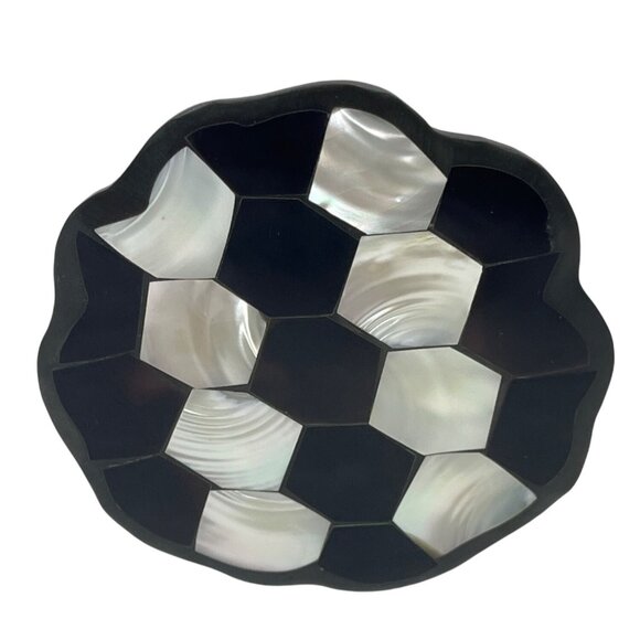 Vintage Black & White Mother Of Pearl Mosaic Brooch With Scalloped Edge - Picture 1 of 7